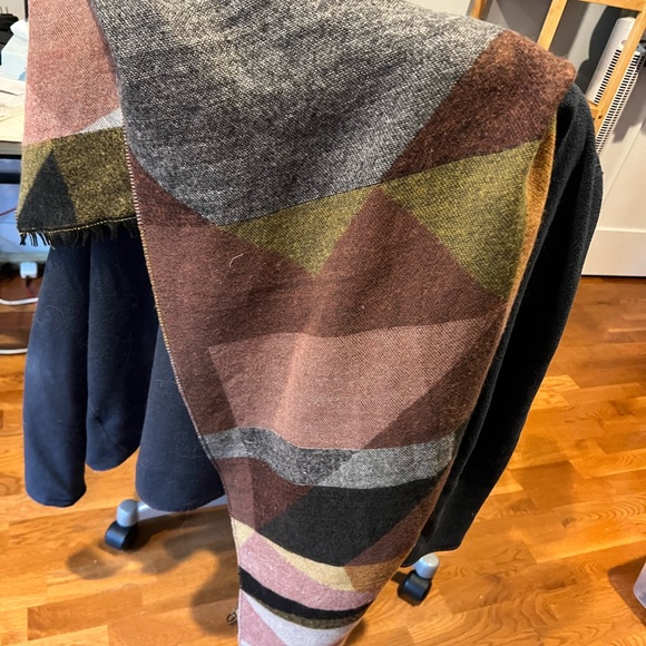 Shawl - Picture 2 of 4